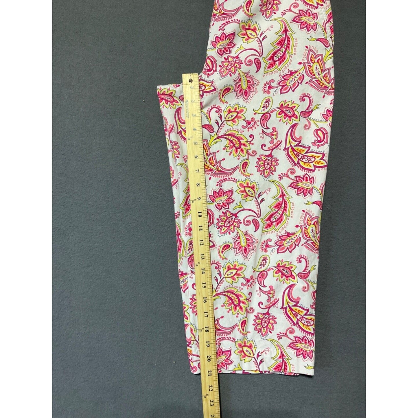 IZOD Ladies Stretch Paisley Capri Pants Size 10 Pink Floral Cotton