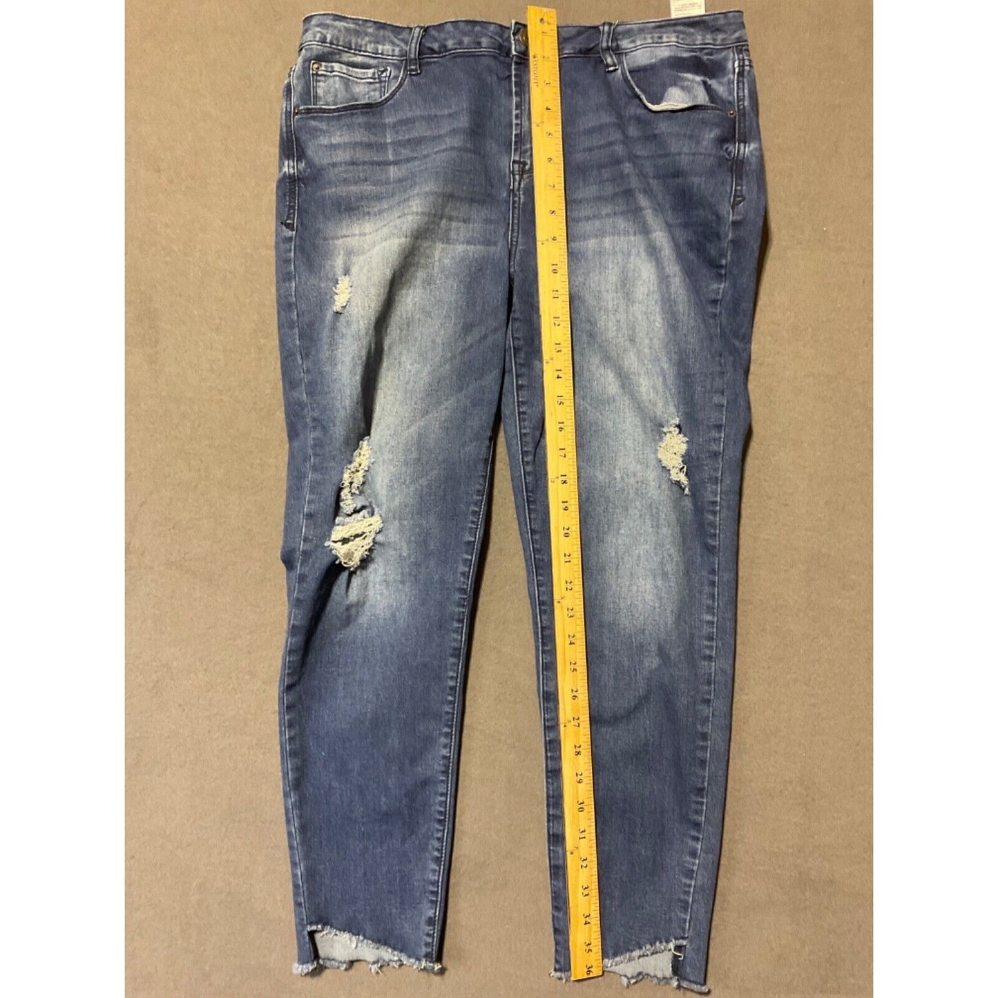 Kensie Women's Distressed Denim Jeans Size 14/32 Skinny Cropped 36"W 26"L